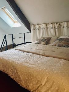 un letto in una stanza con una finestra di Maison de caractère en Bretagne a La Pellerine