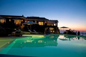 Hồ bơi trong/gần Bajaloglia Resort