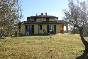 a house with a playground in front of a yard at La casa di Cleo in Castiglione del Lago