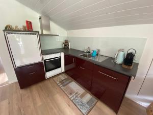 una cucina con un frigorifero e un lavandino di Ferienwohnung in Mörel a Mörel