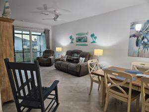 Ein Sitzbereich in der Unterkunft Close to Englewood and Boca Grande beach, monthly New Vacation Villa