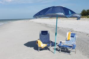 Ein Strand an oder in der Nähe der Villa