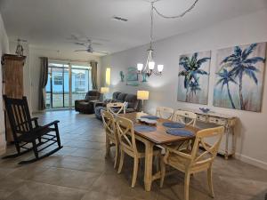 ein Esszimmer und ein Wohnzimmer mit Tisch und Stühlen in der Unterkunft Close to Englewood and Boca Grande beach, monthly New Vacation Villa in Englewood