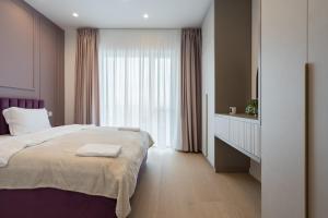 En eller flere senge i et værelse på Lavender Luxury King bed Apartment, underground parking Near Promenada Bussiness Center