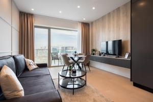 Et tv og/eller underholdning på Lavender Luxury King bed Apartment, underground parking Near Promenada Bussiness Center