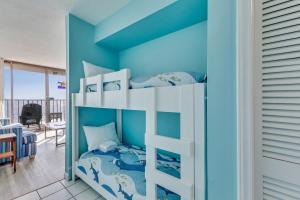 Ένα ή περισσότερα κρεβάτια σε δωμάτιο στο 0402 Modern Greece condo