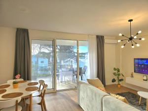 un salon avec un canapé et une table ainsi qu'une salle à manger dans l'établissement Sunny Beach Apartments - 295, à Durrës