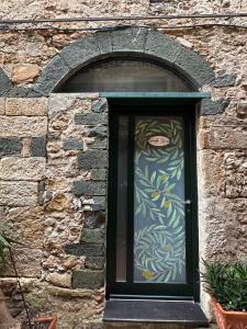 une porte recouverte d'une peinture sur un mur de briques dans l'établissement Tre Caravelle, à Levanto 47 autres photos