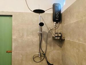 La salle de bains est pourvue d'une douche et d'un téléphone mural. dans l'établissement Ayubowan Eco Lodge, à Kandy 27 autres photos