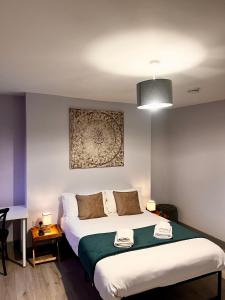 Postel nebo postele na pokoji v ubytování The Wolfs Tavern