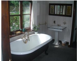 蘭戈倫的住宿－馬蹄之徑假日酒店，一间带大浴缸和水槽的浴室