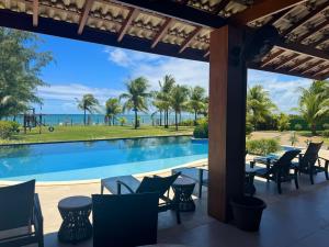 Blick auf den Pool von der Terrasse des Resorts in der Unterkunft Casa à Beira-Mar em Itacimirim, Viva o Paraíso! in Camassari