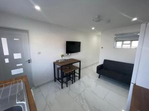 邓斯特布尔Newly built modern flat with free parking close to London Luton airport and L&D hospital的带沙发和桌子的客厅