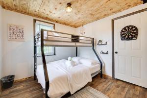 Postel nebo postele na pokoji v ubytování Lake View Enchanted Treehouse- Lake Harmony