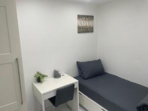 邓斯特布尔Newly built modern flat with free parking close to London Luton airport and L&D hospital的相册照片