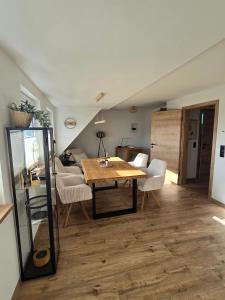 een woonkamer met een tafel en een bank bij Ferienwohnung Glücksquelle in Bad Pyrmont