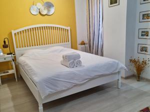 ein Schlafzimmer mit einem Bett mit zwei Handtüchern darauf in der Unterkunft Apartament cu o camera Happy Color, Free Parking in Roşu