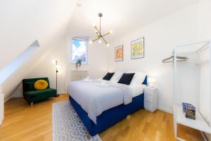 Postel nebo postele na pokoji v ubytování nestup - 130 qm Maisonette-Penthouse - Dachterrasse mit exklusivem Panoramablick