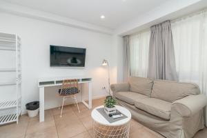 una sala de estar con un sofá y una mesa en BET Apartments - Abastos, en Valencia