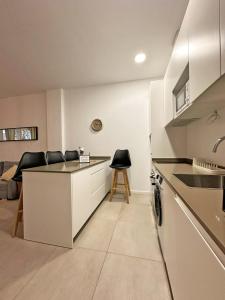 トレドにあるMaxipauの白いキャビネットとカウンタートップを備えたキッチン