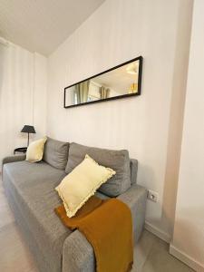 トレドにあるMaxipauのリビングルーム(グレーのソファ、鏡付)