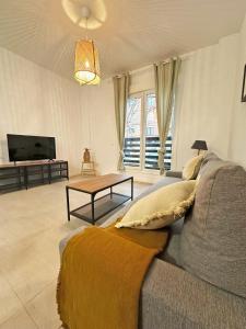 トレドにあるMaxipauのソファとテレビのあるリビングルーム