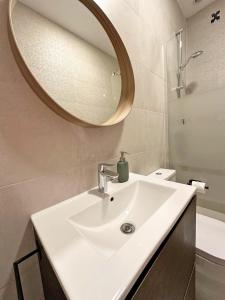 トレドにあるMaxipauの白い洗面台と鏡のあるバスルーム