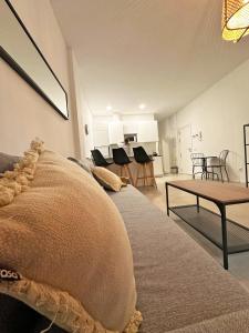 トレドにあるMaxipauのソファとテーブルのあるリビングルーム +12枚の写真