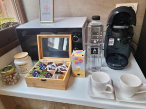 einen Tisch mit einer Mikrowelle und einer Schachtel Cupcakes in der Unterkunft Apartament cu o camera Happy Color, Free Parking in Roşu