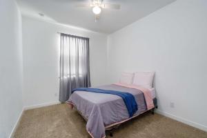 Ένα ή περισσότερα κρεβάτια σε δωμάτιο στο Simple Retreat Budget-Friendly and Convenient