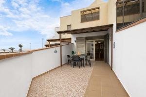 desde el balcón de una casa con mesa y sillas en 2BR El Cotillo House - Private Terrace, en Cotillo