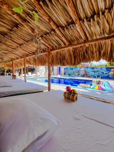 巴鲁岛Marazao Beach Hotel & Spa的一个带两张床和游泳池的度假村