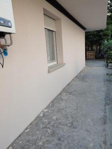 a window on the side of a white building at Casa vicino al mare in Montesilvano