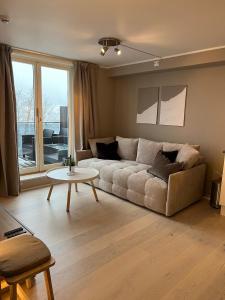 Posezení v ubytování Voss Apartment in Oppheim Resort, pool and view