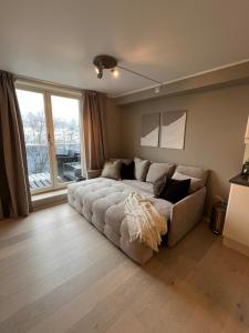 Posezení v ubytování Voss Apartment in Oppheim Resort, pool and view