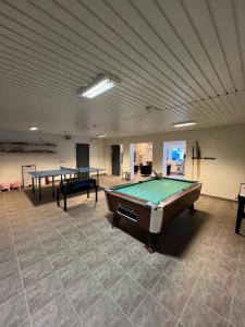 Herní místnost v ubytování Voss Apartment in Oppheim Resort, pool and view