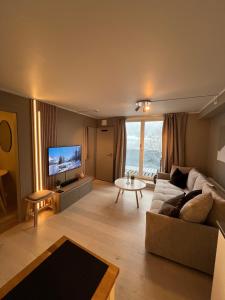 Posezení v ubytování Voss Apartment in Oppheim Resort, pool and view