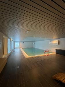 Bazén v ubytování Voss Apartment in Oppheim Resort, pool and view nebo v jeho okolí