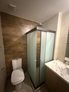 un bagno con un water e un lavandino di CÉNTRICO DEPARTAMENTO con HERMOSA VISTA y amplios BALCONES a Santa Cruz de la Sierra