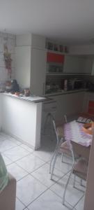 een keuken met een tafel en een tafel met stoelen bij Espaço tranquilo in Florianópolis