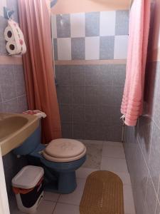 ein Badezimmer mit blauer Toilette und Waschbecken in der Unterkunft Casa Chero in Comalcalco + 27 Fotos
