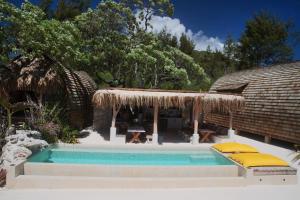 TemaeにあるTiki Beach Moorea , Piscine & Petit Déjeunerのリゾートのある家の隣にあるスイミングプール