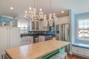 フォートマイヤーズビーチにあるKey Lime Villa by Sun Palace Vacationsのキッチン(テーブル、シャンデリア付)