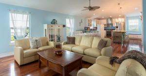 フォートマイヤーズビーチにあるKey Lime Villa by Sun Palace Vacationsのソファ2つとテーブルのあるリビングルーム +39枚の写真