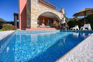 Bazén v ubytovaní Villa Kontesici 12 alebo v jeho blízkosti
