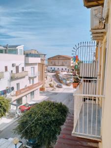 balkon z widokiem na ulicę miejską w obiekcie Sicilia Beddra w mieście Porto Empedocle