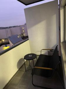 a chair and a table on a balcony at Zentrale Monteurwohnung Ferienwohnung Recklinghausen 6 Personen in Recklinghausen