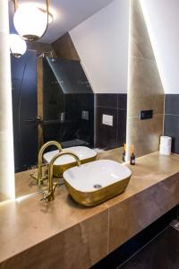Koupelna v ubytování Luxurious cabin for couples with hot tub lake view
