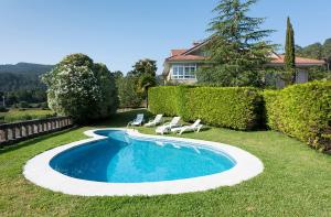 Bazén v ubytování Villa Campo Das Medas , en medio de la naturaleza con piscina privada de sal nebo v jeho okolí