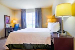 Ένα ή περισσότερα κρεβάτια σε δωμάτιο στο Evansville inn and suites